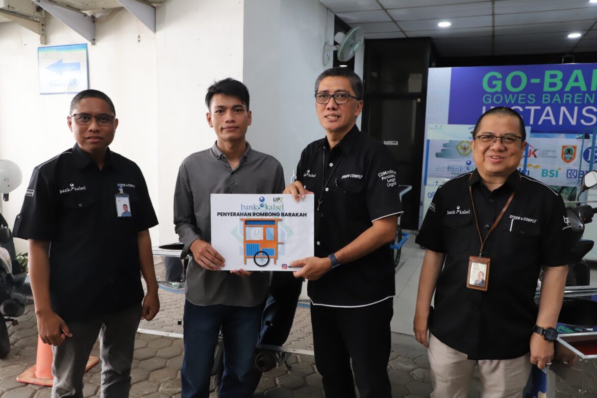 Bank Kalsel berikan bantuan 5 buah Rombong Barokah kepada pelaku UMKM Kota Banjarmasin (foto:humas bank kalsel)