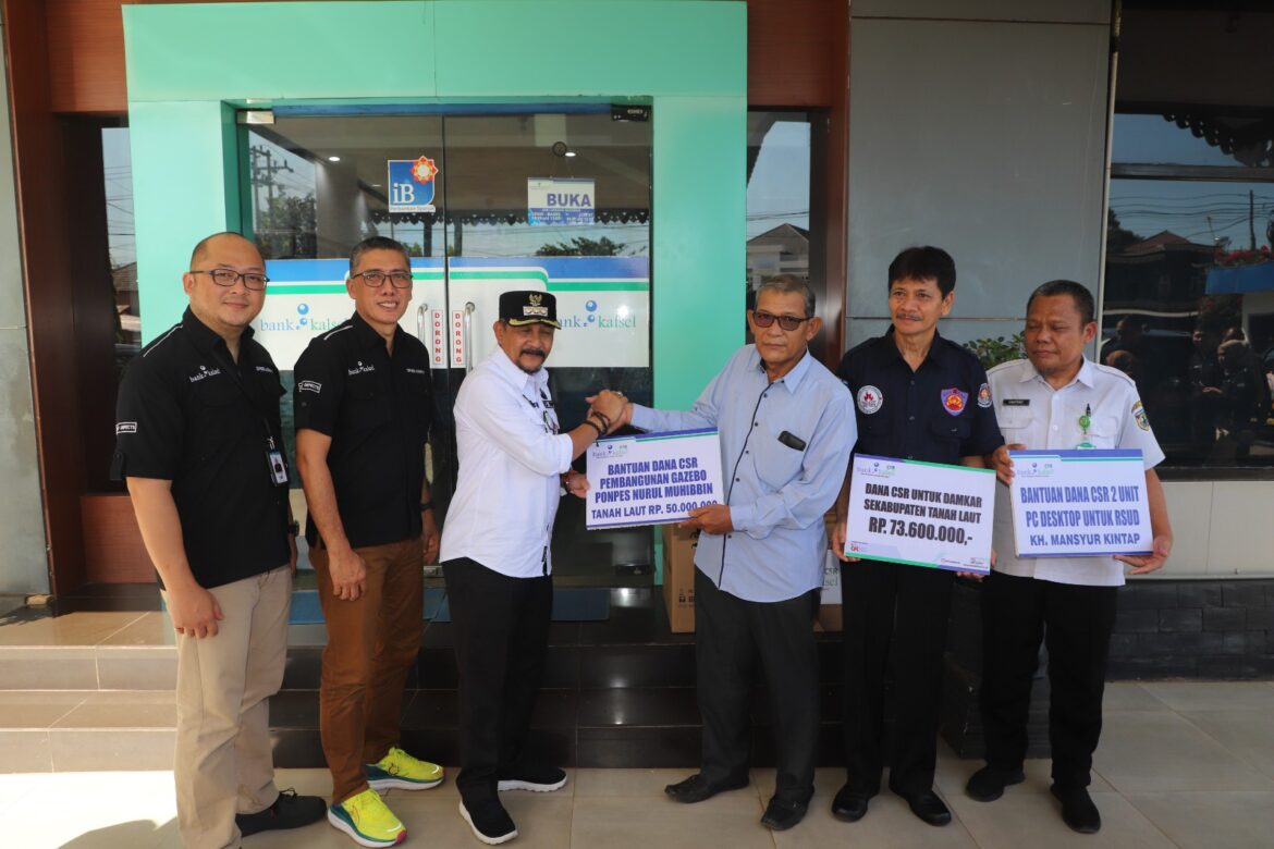 Penyerahan dilakukan secara langsung oleh Direktur Utama Bank Kalsel, Fachrudin melalui Pj Bupati TALA, Syamsir Rahman kepada penerima CSR Bank Kalsel dan 10 penerima UPZ Bank Kalsel (foto:humas bank kalsel)