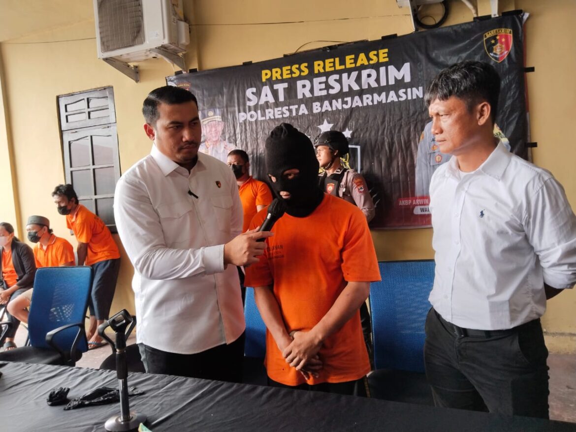 PELAKU CABUL - Kaset Reskrim Polresta Banjarmasin AKP Eru Alaepa didampingi Kanit PPA Ipda Pujo Dewanto saat wawancara kepada SY pelaku cabul anaknya sendiri saat ditanya awak media dalam Press Release, Senin (3/6/2024) pagi. (foto:sum)