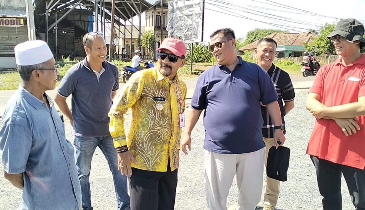 Pj Bupati Tala Syamsir Rahman saat melihat langsung pengukuran jalan Palaihari City yang akan segera diaspal.