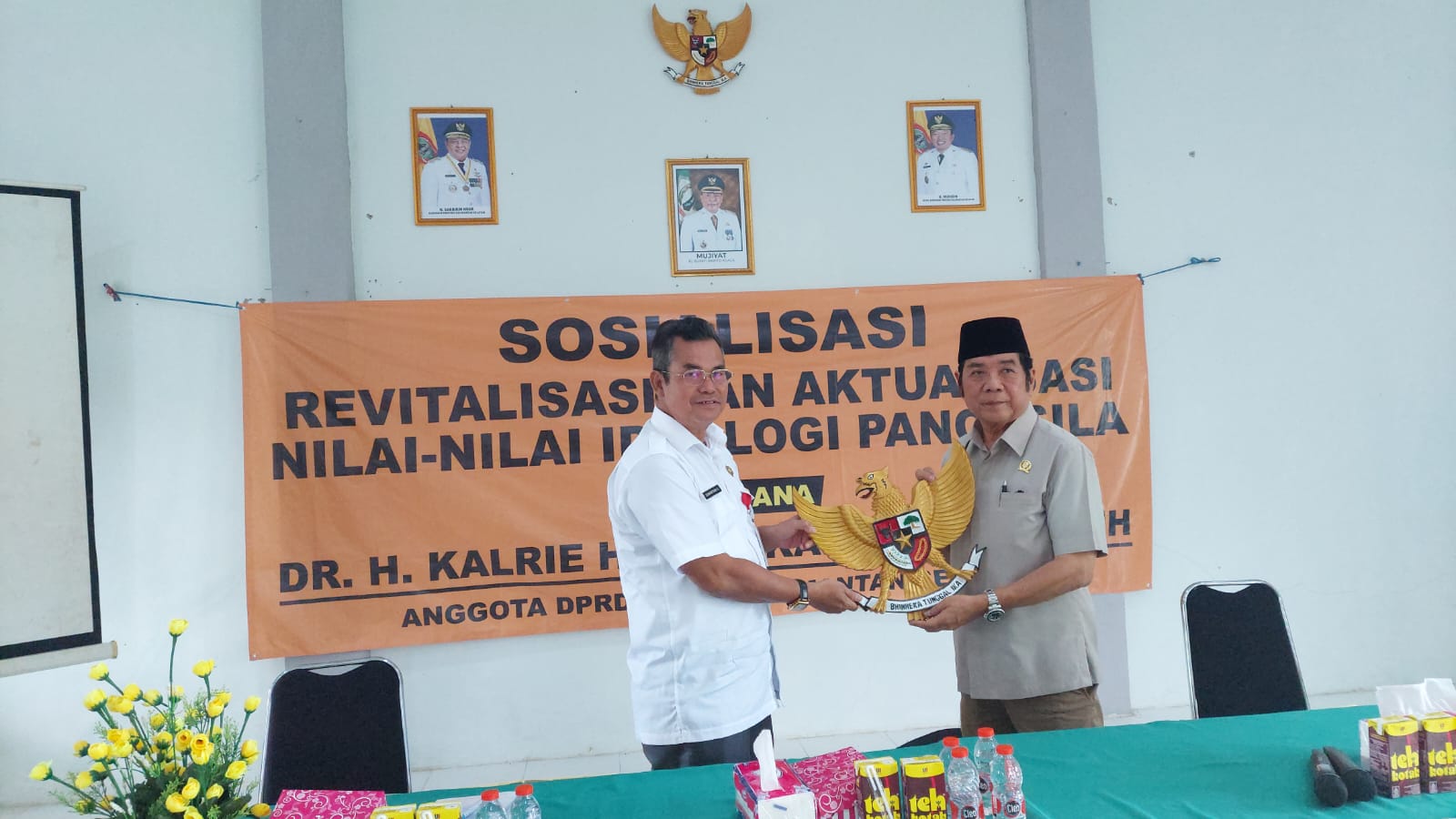 Anggota Komisi II DPRD Provinsi Kalsel Dr H Karlie Hanafi Kalianda, SH, MH menyerahkan cendera mata berupa ukiran Burung Garuda yang merupakan lambang Negara Indonesia diterima oleh Kepala Dinas Perkebunan dan Peternakan Kabupaten Batola H Sumartono Susanto, SP, MS di Marabahan, Jumat (7/6/2024).(foto : ist)