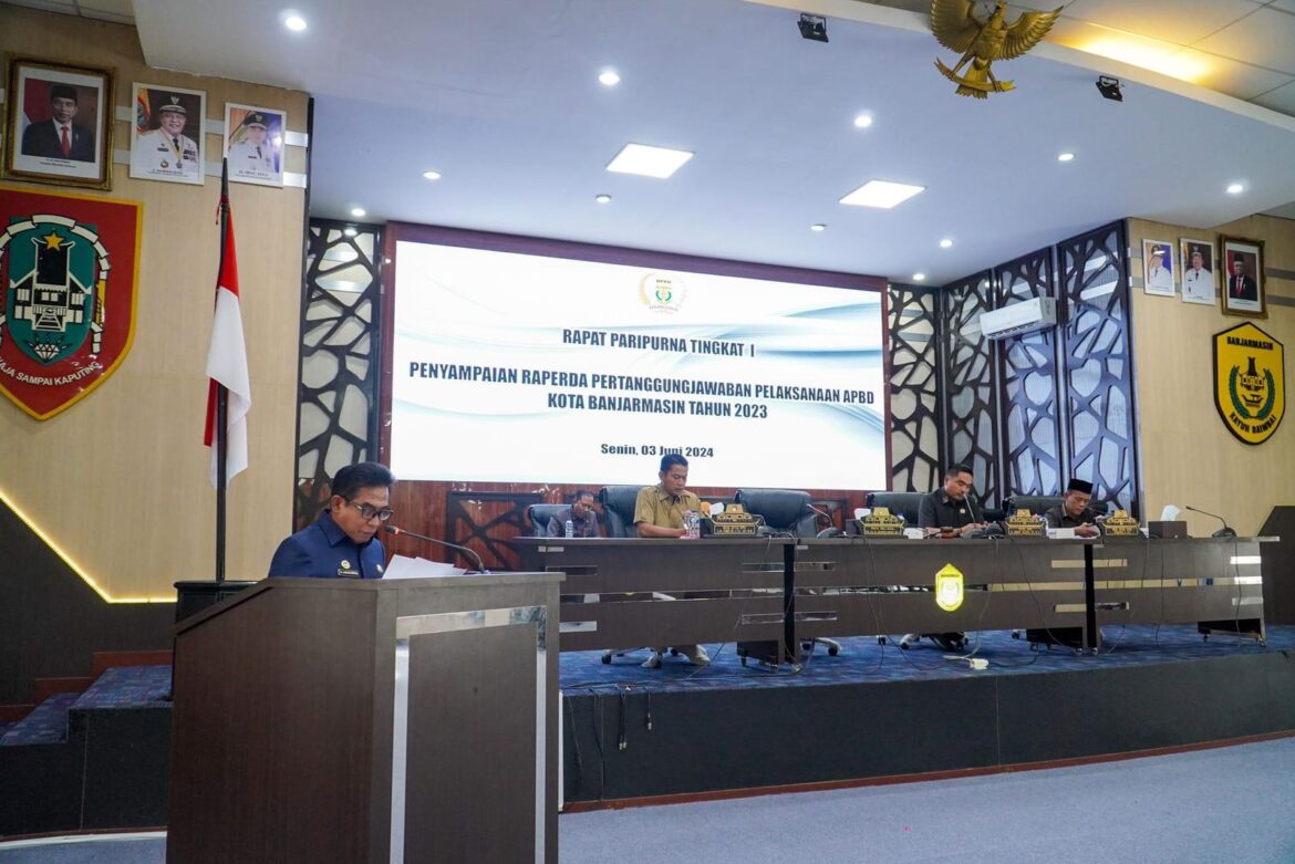 Wakil Wali Kota Banjarmasin, Arifin Noor dalam Rapat Paripurna bersama DPRD Kota Banjarmasin.