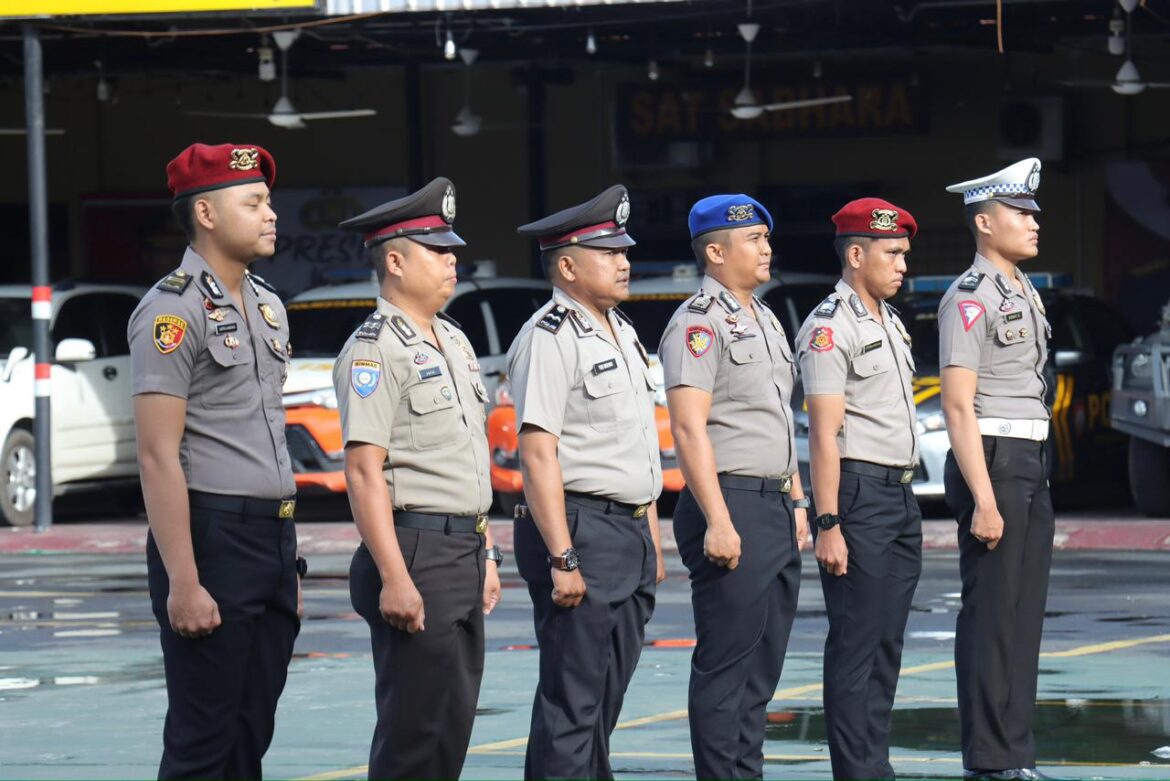 NAIK PANGKAT - Beberapa anggota saat mengikuti upacara kenaikan pangkat dari 48 personil di Mapolresta Banjarmasin, Minggu (30/6/2024) pagi. (foto:ist)