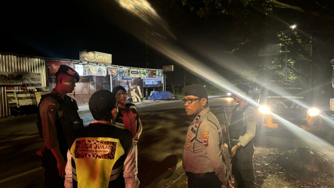 KELUHAN WARGA - Adanya keluhan warga terkait pengamen yang meminta paksa dan diduga mabuk di Jalan Gerilya Kelayan B Banjarmasin Selatan, ditindaklanjuti oleh pihak Sat Samapta Polresta setempat, Kamis (20/6/2024) malam tadi. (foto:ist)