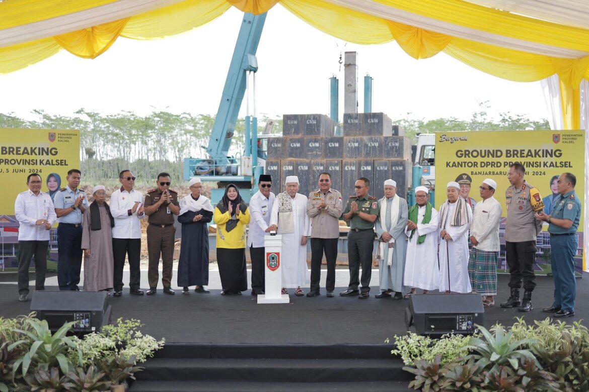 Gubernur Kalsel H Sahbirin Noor didampingi Ketua TP PKK Provinsi Kalsel Hj Raudatul Jannah, Ketua DPRD Provinsi Kalsel, DR (HC) H Supian HK, SH, MH dan Forkopimda Kalsel serta ulama melaksanakan groundbreaking dengan menekan tombol sirene tanda dimulainya pembangunan Kantor DPRD Provinsi Kalsel di Areal Perkantoran Pemprov Kalsel Banjarbaru.(foto : humasdprdkalsel)