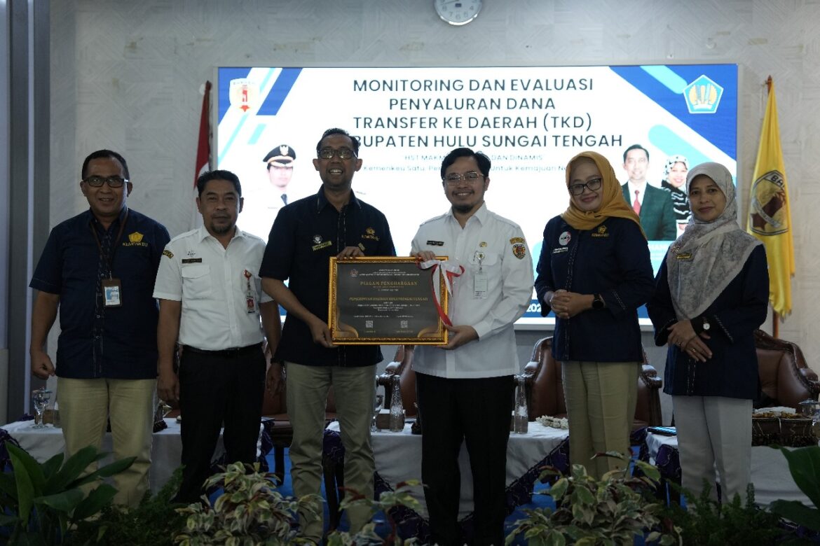 Bupati HST Terima penghargaan.