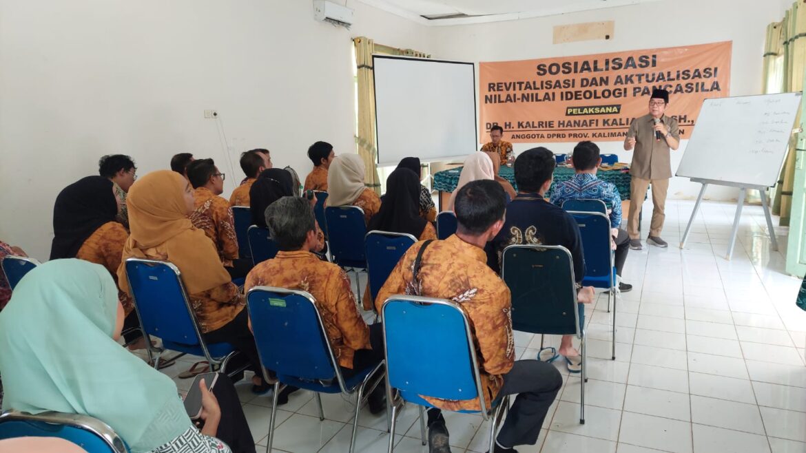 Anggota Komisi II DPRD Provinsi Kalsel Dr H Karlie Hanafi Kalianda, SHMH saat menyampaikan materi Sosialisasi tentang 'Empat Pilar Kebangsaan' di Dinas Lingkungan Hidup Kabupaten Batola di Marabahan, Senin (24/6/2024).