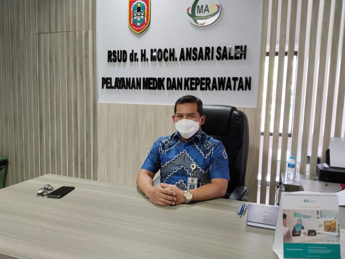 SISTEM ONLINE - Wakil Direktur Pelayanan dr H Moch Ansari Saleh Banjarmasin dr Syarif Hidayat saat menjelaskan panjangnya antrian BPJS kesehatan menggunakan sistem online dalam pelayanan selama jam kerja, Jumat (14/6/2024). (foto:sum)
