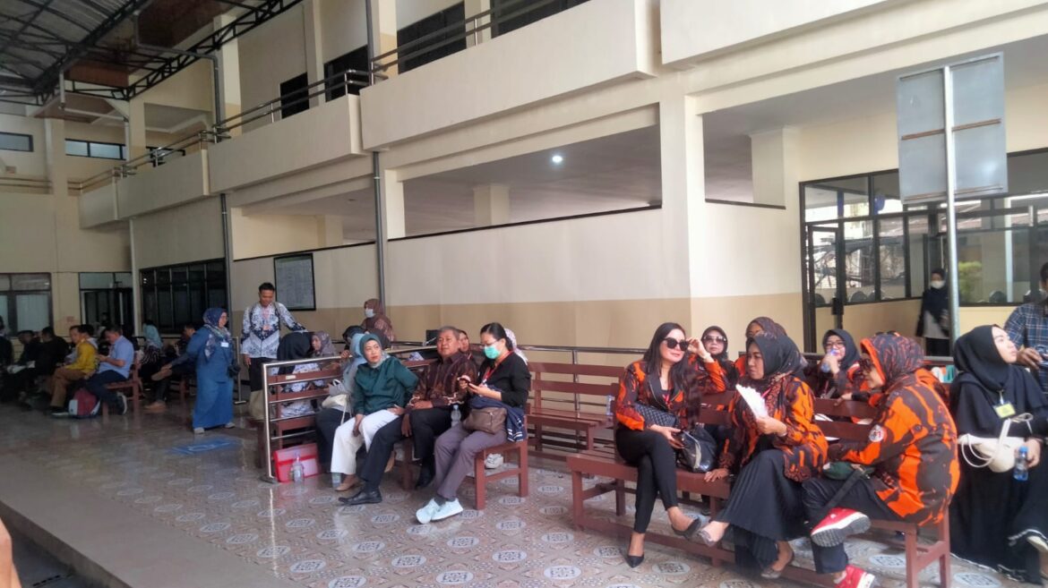 Para Srikandi PP Kalsel dan puluhan guru yang tergabung dalam PGTK, IGTK, dan Himpaudi saat berada di lobby tunggu sidang PN Banjarmasin.