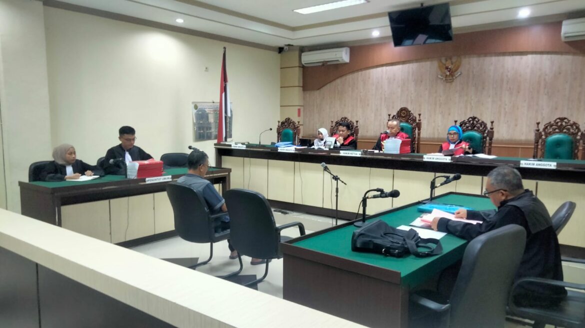 Anang Helmi mantan Kades Jilatan Tala saat mengikuti sidang perdana di Pengadilan Tipikor Banjarmasin.