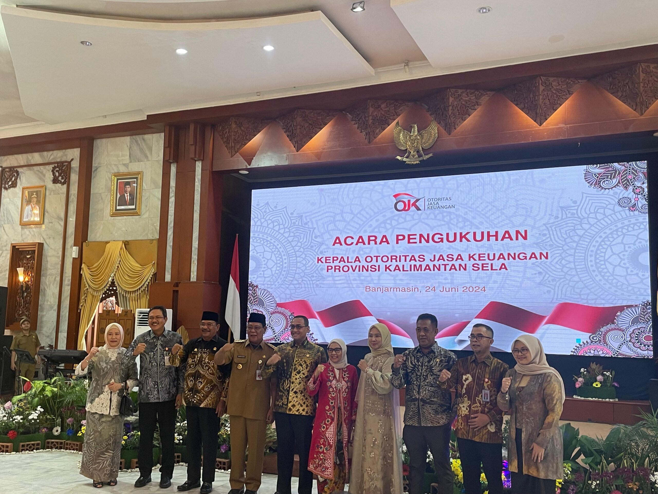 Tampak Gubernur Provinsi Kalimantan Selatan Dr. (H.C.) H. Sahbirin Noor, S.Sos M.H, dan Anggota Komisi XI DPR RI H. Syamsul Bahri, S.Ag, S.H, M.Pd, serta Ketua OJK Kalsel Agus Maiyo dan Darmansyah Ketua OJK Kalsel terdahulu