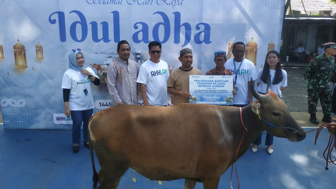 Sub Regional Head Kalimantan Sugiono Secara Simbolis Menyerahkan Hewan Kurban (foto:istimewa)
