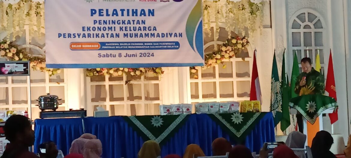 Haji Aftahuddin Saat Memberikan Sambutan pada Pelatihan Peningkatan Ekonomi Keluarga Persyarikatan Muhammadiyah (foto:baritopost)