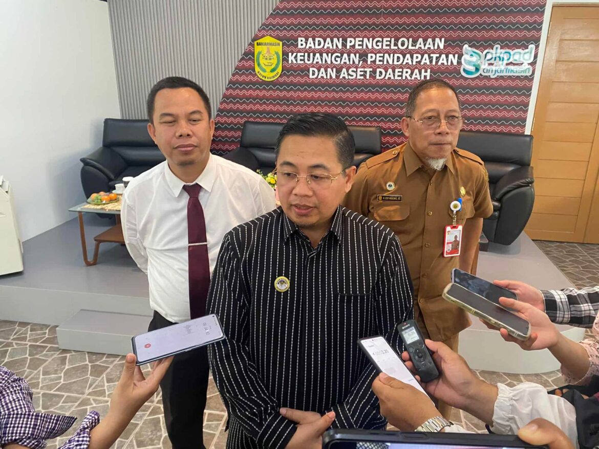 Wali Kota Banjarmasin, Ibnu Sina didampingi Sekdako Banjarmasin, Ikhsan Budiman dan Kepala BPKPAD Kota Banjarmasin, Edy Wibowo