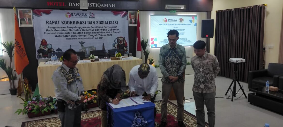Ketua PWI HST Syarifuddin dan Ketua Bawaslu HST Nurul Huda teken MoU menjelang pelaksanaan Pilkada Serentak 2024 di Kabupaten HST.(foto : yufanata/brt)
