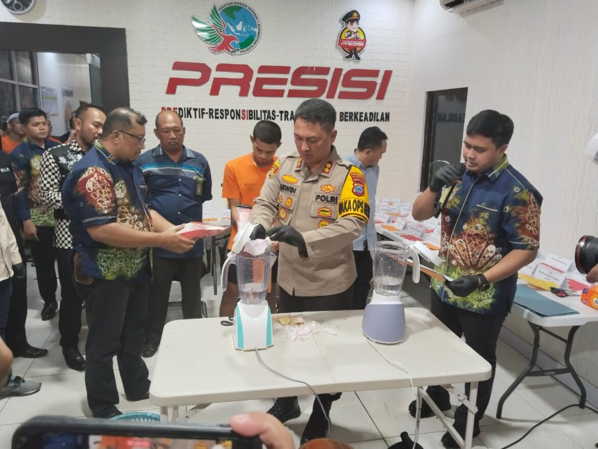 MUSNAHKAN NARKOBA - Wakapolresta Banjarmasin AKBP Arwin Amrih Wientama, didampingi Kasat Narkoba Didampingi Kasat Resnarkoba Kompol R Prawira Bala Putra Dewa musnahkan Sabu-sabu berat 8 Kg senilai Rp14Miliar, Jumat (5/4/2024) sore. (foto:sum/brt)