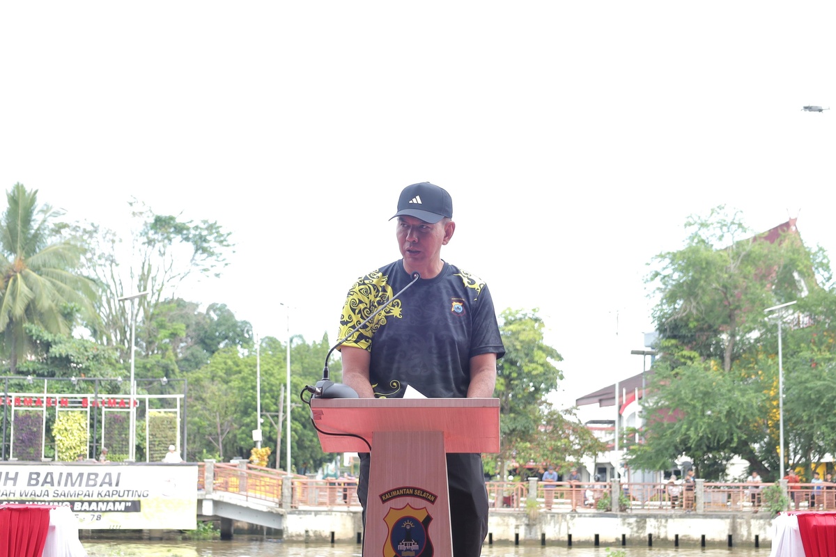Kapolda Kalsel Irjen Pol Winarto, SH, MH menyampaikan sambutan sekaligus membuka Lomba Jukung B6 (Baanam) dalam rangkaian meriahkan HUT ke-78 Bhayangkara 2024 di Siring Menara Pandang Banjarmasin.(foto : humasdprdkalsel)