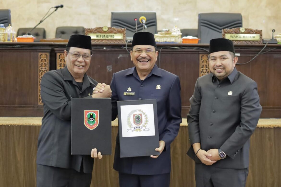Pimpinan DPRD Provinsi Kalsel bersama Gubernur Kalsel H Sahbirin Noor foto bersama perlihatkan dokumen persetujuan RPJPD Provinsi Kalsel Tahun 2025-2045 menjadi Perda usai ditandatangani.(foto : humasdprdkalsel)