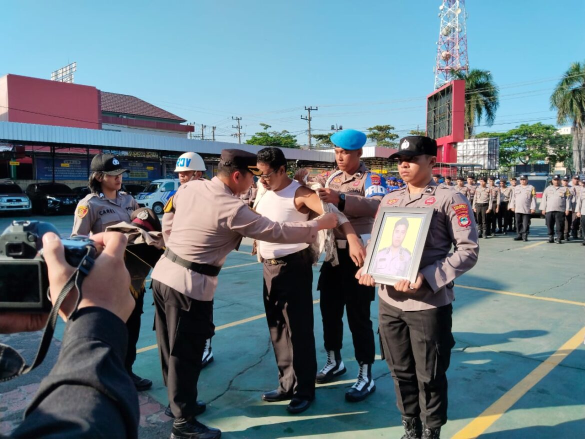 LEPAS BAJU - Brigadir Reza Wardani saat melepas baju Polri karena divonis hukuman 13 tahun penjara lantaran penyalahgunaan narkotika. Sedangkan Brigadir Farera Dodi Kusuma Negara tidak hadir dari Bapolresta divonis PN selama 7,6 tahun penjara, saat PTDH dipimpin Wakapolresta Banjarmasin AKBP Arwin Amrih Wientama, Kamis (25/7/2024) pagi. (foto:sum/brt)