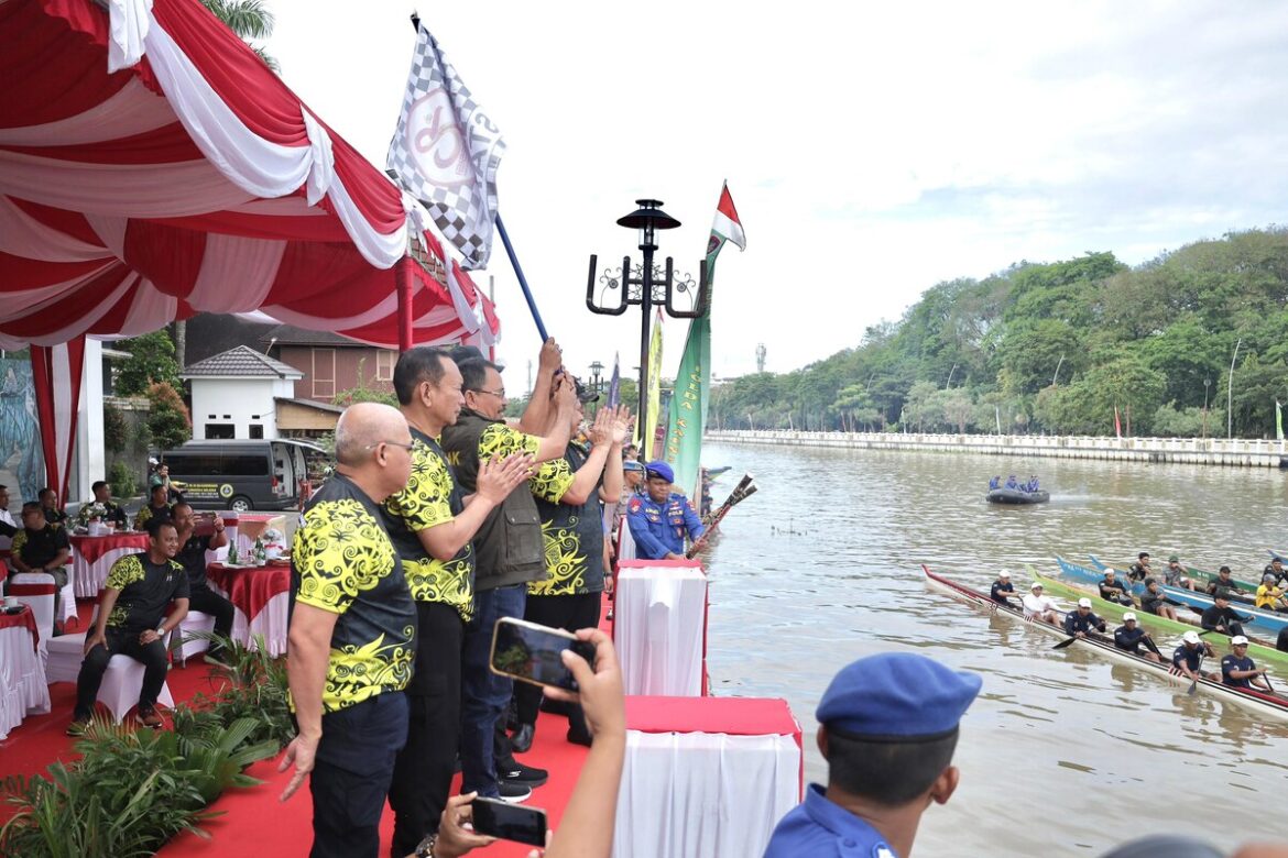 Ketua DPRD Provinsi Kalsel Dr (HC) H Supian HK, SH, MH kibarkan bendera start saat Lomba Jukung B6 (Baanam) dalam rangkaian meriahkan HUT ke-78 Bhayangkara 2024 di Siring Menara Pandang Banjarmasin.(foto : humasdprdkalsel)