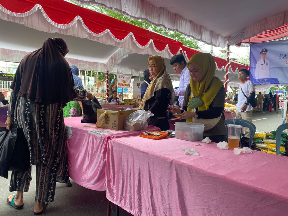 Pasar murah dalam momentum Peringatan Hari Bayangkara di Balai Kota Banjarmasin.