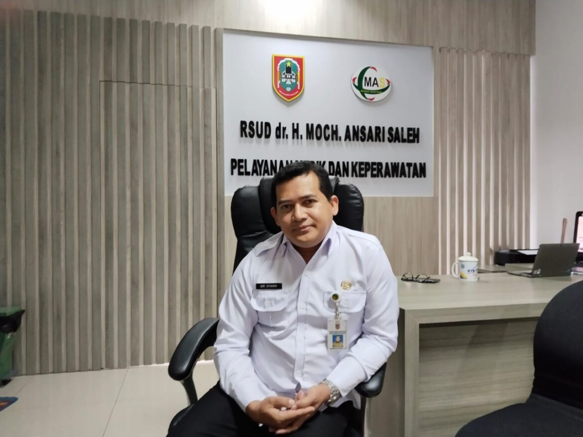 WADIR PELAYANAN - dr Syarif Hidayat selalu WADIR Pelayanan dr H Moch Ansari Saleh Banjarmasin saat membantah, pasien meninggal di RS Kayu Tangan ujung tersebut kepada awak media, Rabu (10/7/2024). (foto:sum/brt)