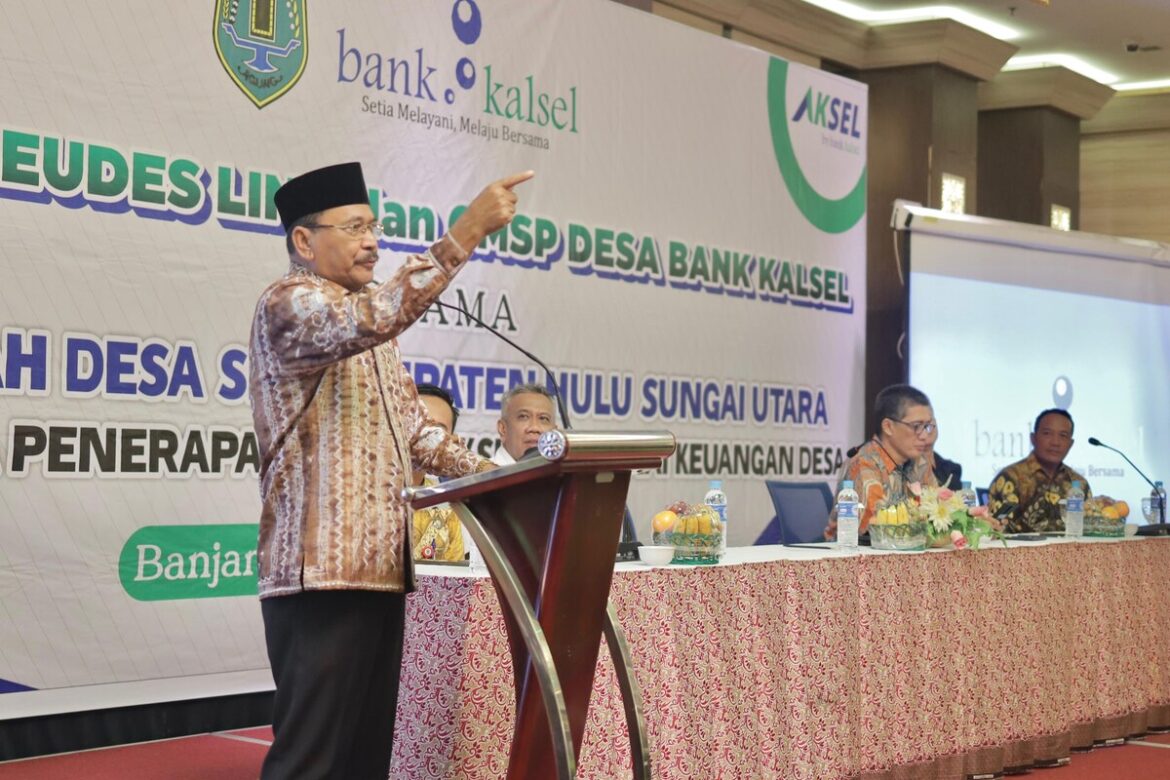 Ketua DPRD Provinsi Kalsel DR (HC) H Supian HK, SH, MH menyampaikan sambutan sekaligus membuka Bimtek Sistem Keuangan Desa (Siskeudes) Link dan Cash Management System (CMSP) Desa Bank Kalsel bersama Pemerintah Desa se-Kabupaten HSU di G Sign Hotel Banjarmasin.(foto : humasdprdkalsel)
