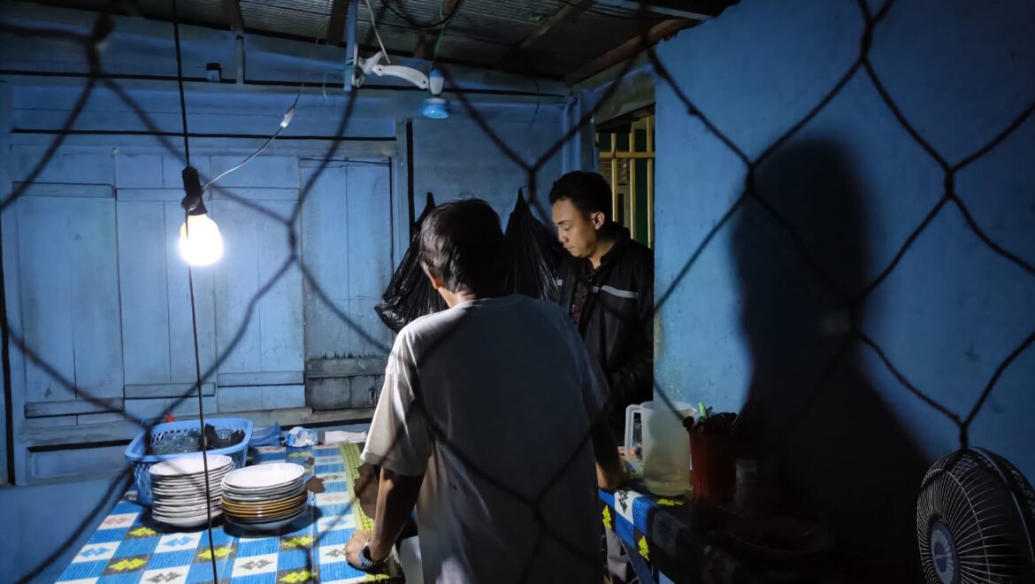SITA MIRAS - Anggota Polsek Banjarmasin Timur saat razia di warung dan rumah warga di Jalan Sungai Bilu dan Keramat, hingga menemukan belasan miras, Sabtu (23/7/2024) malam. (foto:ist)