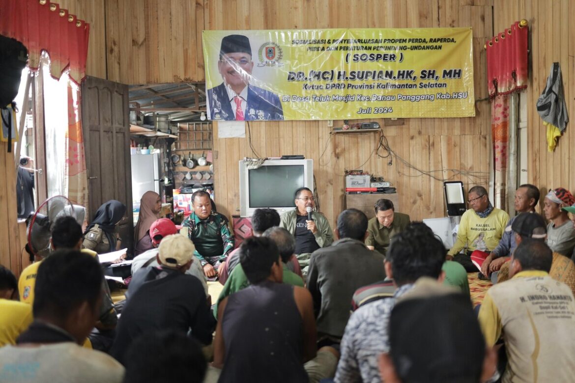 Ketua DPRD Provinsi Kalsel Dr (HC) H Supian HK, SH, MH melaksanakan Sosialisasi Perda Provinsi Kalsel Nomor 2 Tahun 2017 tentang Rencana Perlindungan dan Pengelolaan Lingkungan Hidup di Desa Teluk Mesjid, Kecamatan Danau Panggang Kabupaten HSU.(foto : humasdprdkalsel)