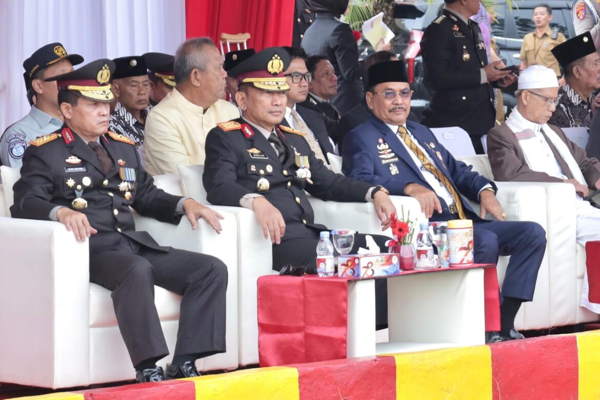 Ketua DPRD Provinsi Kalsel Dr (HC) H Supian HK, SH, MH saat menghadiri puncak HUT ke-78 Bhayangkara 2024 yang berlangsung di Lapangan Satbrimob Polda Kalsel, Banjarbaru.(foto : humasdprdkalsel)