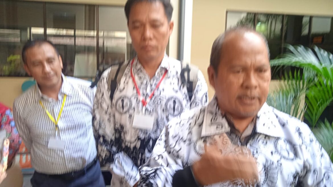 Kuasa hukum terdakwa D, Taufik Muchfuyana, Pengurus dan Ketua LKBH PGRI Kalsel Fauzi Rahman dan H Mukhlis Takwin.
