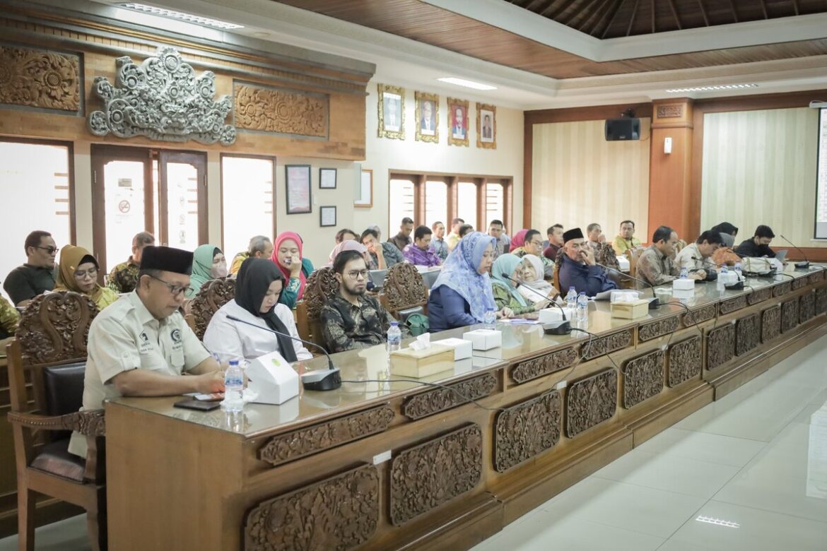Pansus IV DPRD Provinsi Kalsel yang tengah membahas Raperda tentang Pengelolaan Kekayaan Daerah Yang Dipisahkan dan Lain-lain Pendapatan Asli Daerah Yang Sah melaksanakan studi komparasi ke Bapenda Provinsi Bali.(foto : humasdprdkalsel)