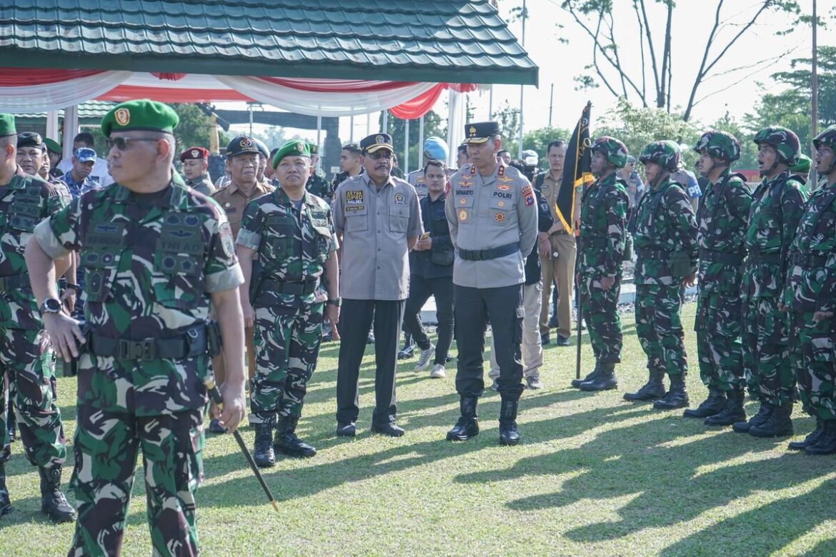 Ketua DPRD Provinsi Kalsel Dr (HC) H Supian HK, SH, MH bersama Forkopimda Kalsel saat menghadiri pembukaan Latsar Komcad Pertahanan Negara yang berlangsung di Lapangan Rindam VI Mulawarman Kota Banjarbaru.(foto : humasdprdkalsel)