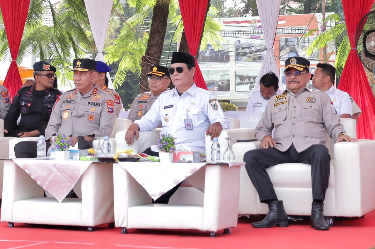 Ketua DPRD Provinsi Kalsel Dr (HC) H Supian HK, SH, MH bersama  Gubernur Kalsel H Sahbirin Noor dan Kapolda Kalsel Irjen Pol Winarto menyaksikan Simulasi Sistem Pengamanan Kota (Sispamkota) Operasi Mantap Praja Intan 2024 yang berlangsung di Lapangan Murjani Banjarbaru menjelang pelaksanaan Pilkada Serentak 2024.(foto : humasdprdkalsel)