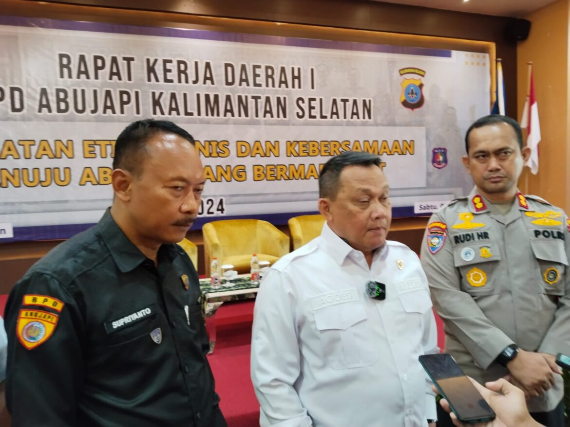 RAKERDA ABUJAPI - Ketua Umum ABUJAPI Agoes Damawan (Tengah) didampingi Wadir Binmas Polda Kalsel AKBP Rudi Hartono (kanan) serta Ketua ABUJAPI Kalsel Supriyanto saat memberikan keterangan pers usai pembukaan Rakerda ABUJAPI, Sabtu ((7/7/2024) pagi.