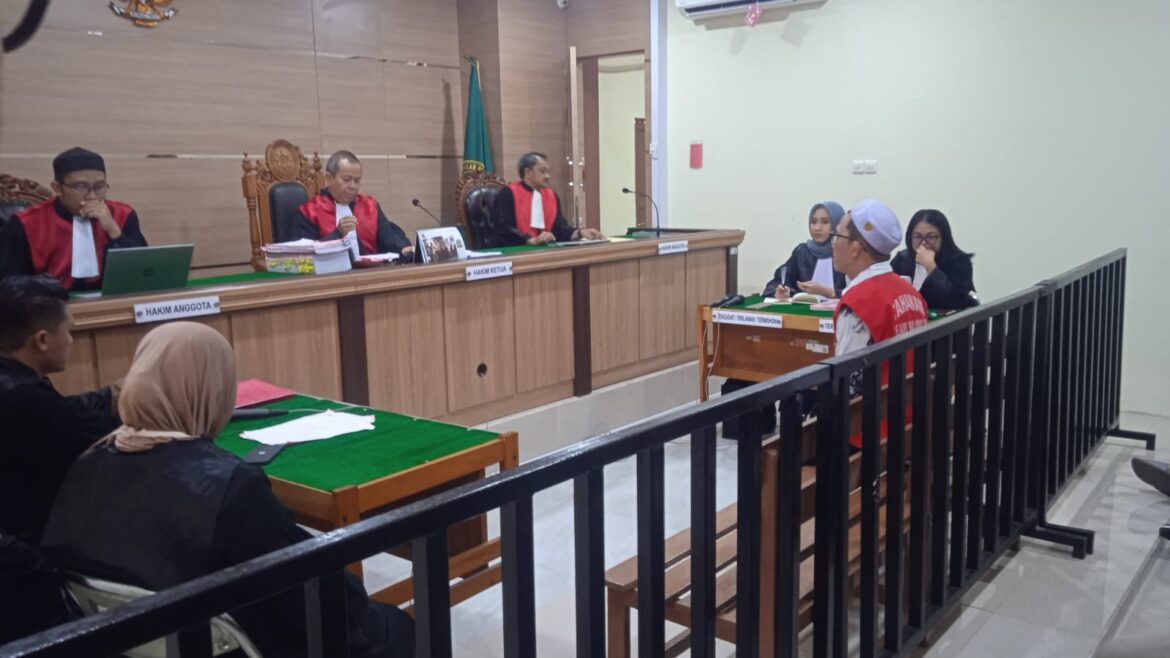 Terdakwa H. Hasbiansari saat mendengarkan vonis majelis hakim.