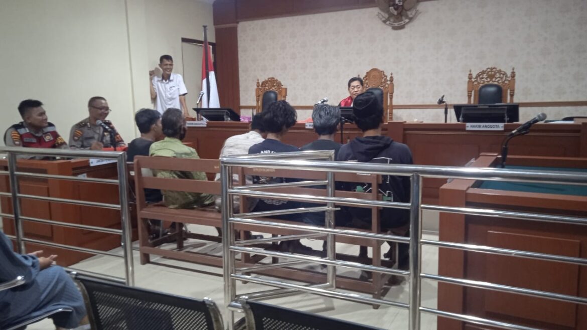 Manusia silver dan 8 orang kainnya yang kedapatan ngemis dimuka umum disidang tipiring.
