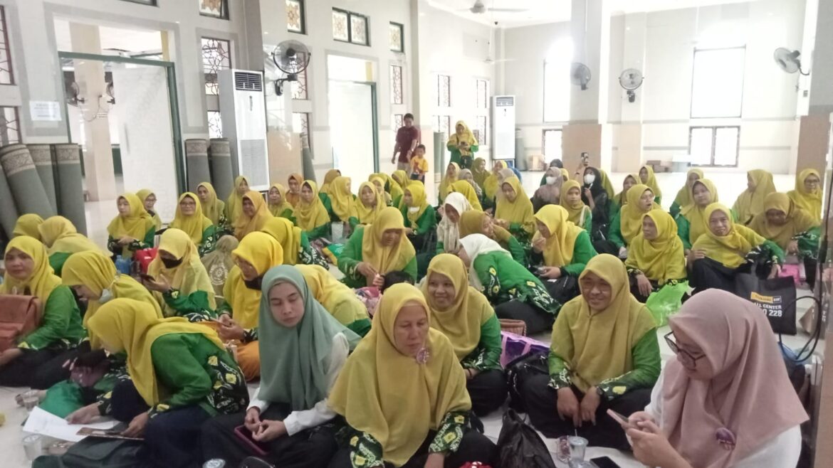 Ratusan guru khususnya PAUD Aisyiah se kota Banjarmasin, ketika memanjatkan doa untuk kebebasan oknum guru dugaan kekerasaan anak di Masjid Al Jihad.