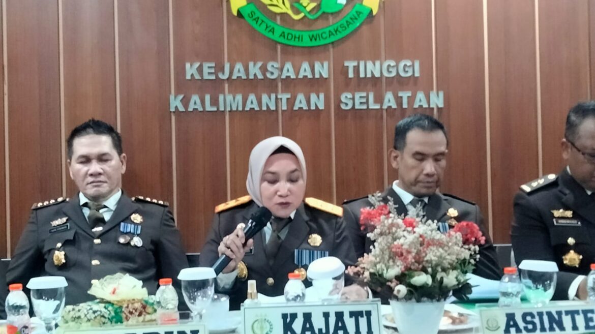 Kepala Kejaksaan Tinggi Kalsel Rina Virawati SH MH saat jumpa pers dalam rangka Hari Bakti Adyaksa ke 64 tahun 2024.