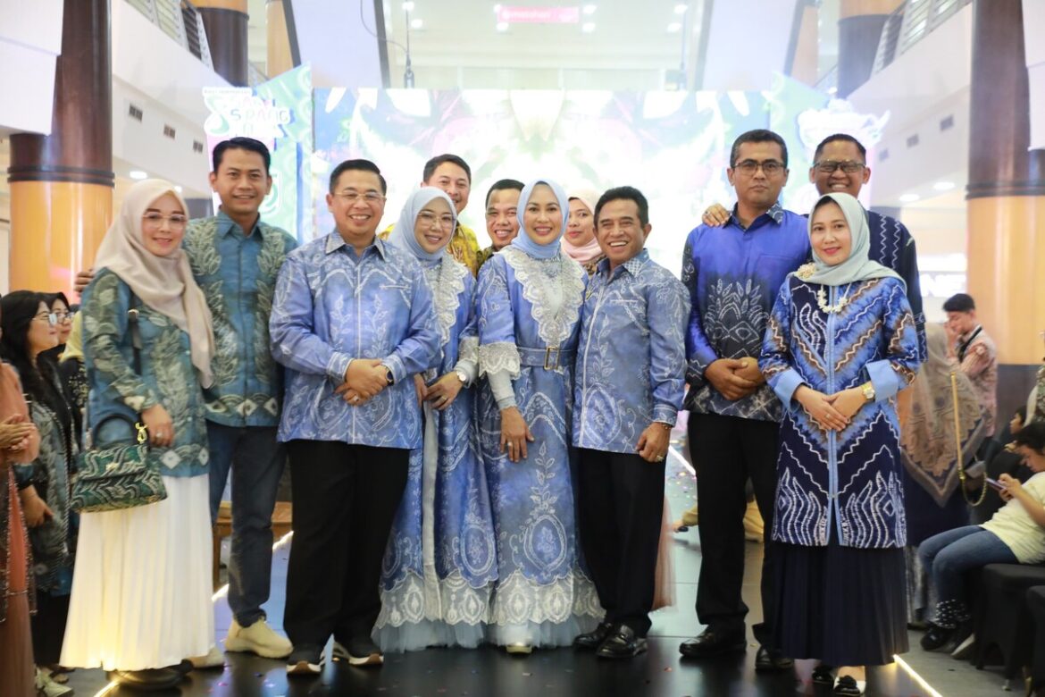 Foto bersama dalam momentum penutupan BSF ke-8 di Duta Mall, Minggu (30/6/2024).