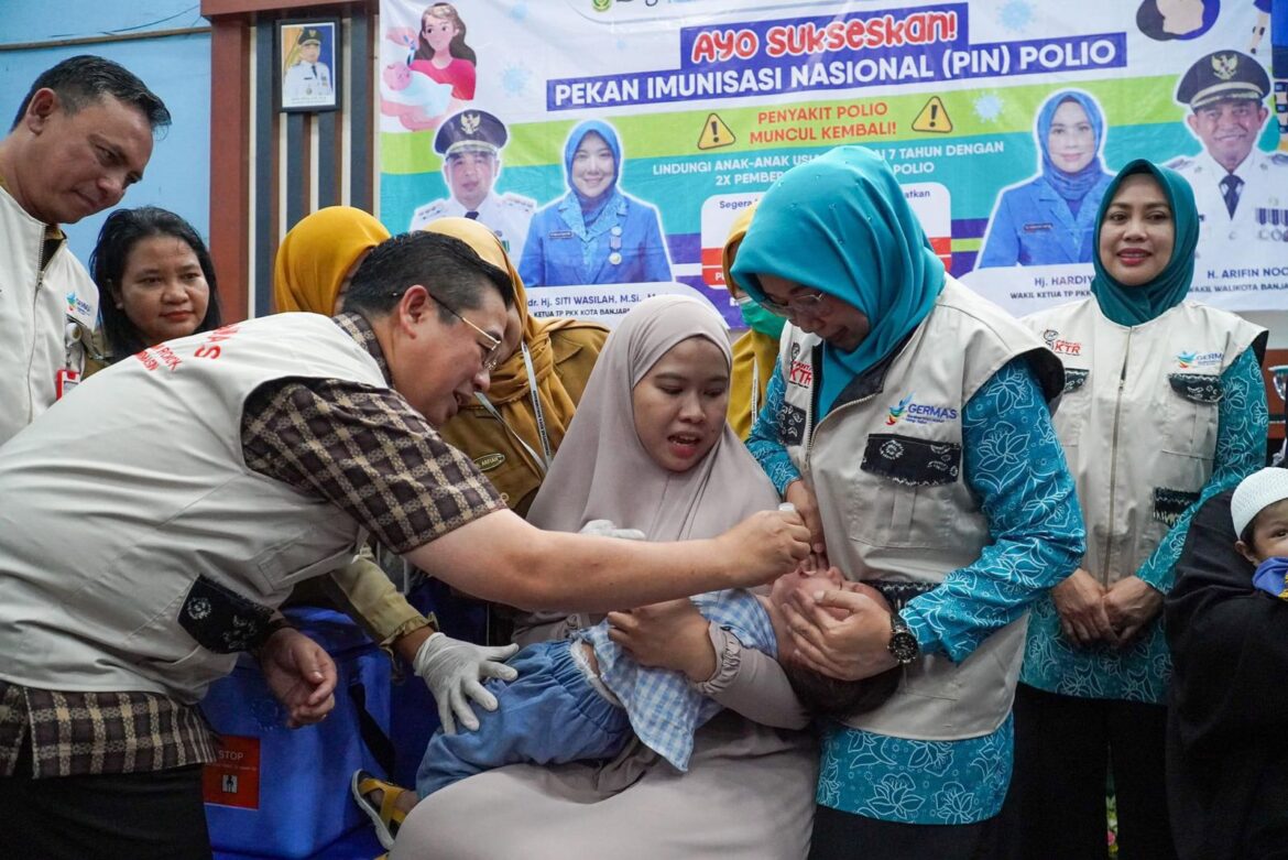 Imunisasi polio dilakukan oleh Wali Kota Banjarmasin dan Istri kepada balita.