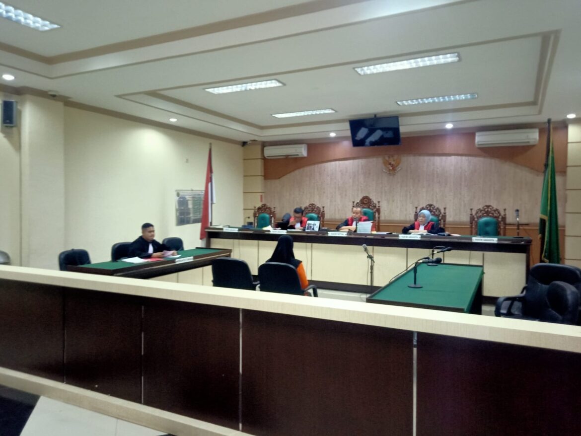 Salah satu terdakwa Hairiyah saat mendengarkan dakwaan jaksa penuntut umum.