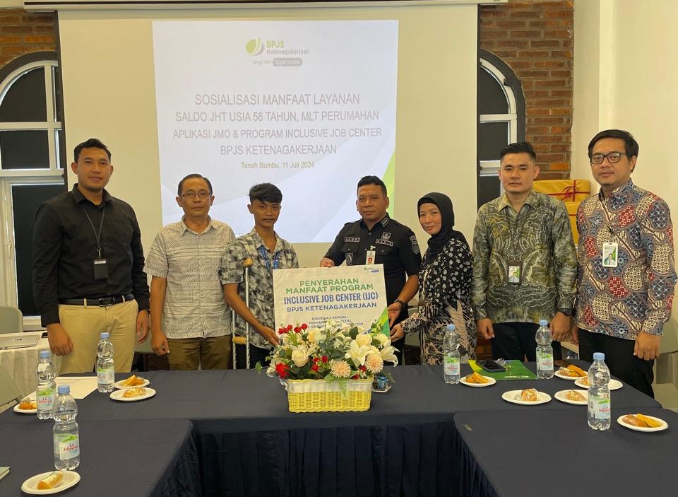 PENYERAHAN SIMBOLIS - Penerima Manfaat Inclusive Job Center BPJS Ketenagakerjaan kepada Muhammad Afrizal yang mendapatkan kesempatan bekerja di PT FIF Group Cabang Batulicin sebagai clerk Administrator.(foto : ist)