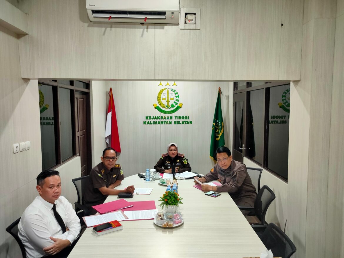 Kajati Kalsel Rina Virawati, SH. MH berserta Aspidum dan jajarannya saat melakukan ekspose perkara RJ.