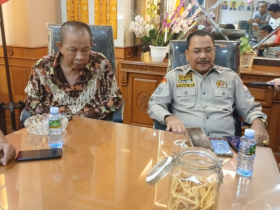 Sekretaris DPD Partai Golkar Provinsi Kalsel DR (HC) H Supian HK, SH, MH didampingi Ketua Bappilu DPD Partai Golkar Provinsi Kalsel H Puar Junaidi, S.Sos, SH mengungkapkan dukungan parpol kepada Acil Odah dan Rozanie pada Pilkada Kalsel Serentak 2024.(foto : sophan/brt)