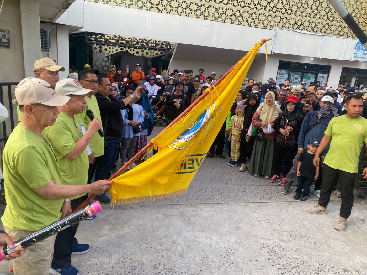 Pelepasan peserta Jalan Sehat di Uniska MAB Banjarmasin, Minggu (21/7/2024).
