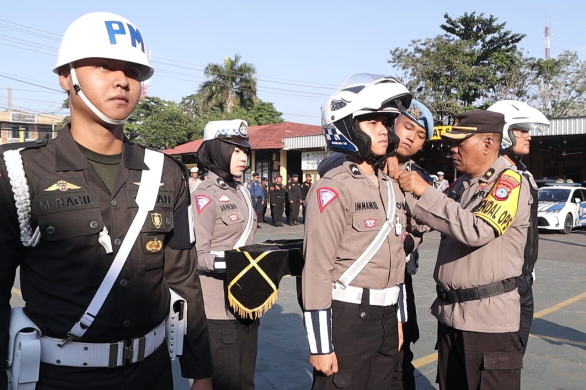 PASANG PITA - Kabag Ops Polresta Banjarmasin Kompol I Made Subagia mewakili kapolresta, saat memasang pita dimulainya Operasi Patuh Intan 2024 selama 14 hari, Senin (15/7/2024) pagi. (foto:ist)