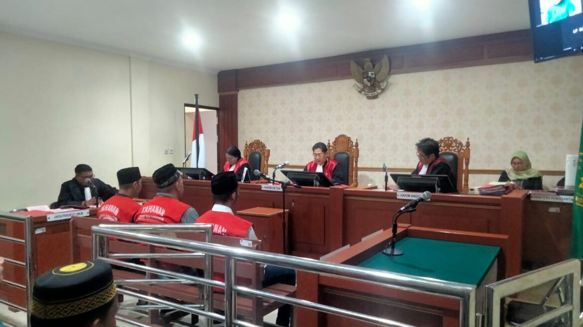 Tiga warga Pontianak yang didakwa melakukan tindak pidana narkotika saat mendengarkan dakwaan JPU.