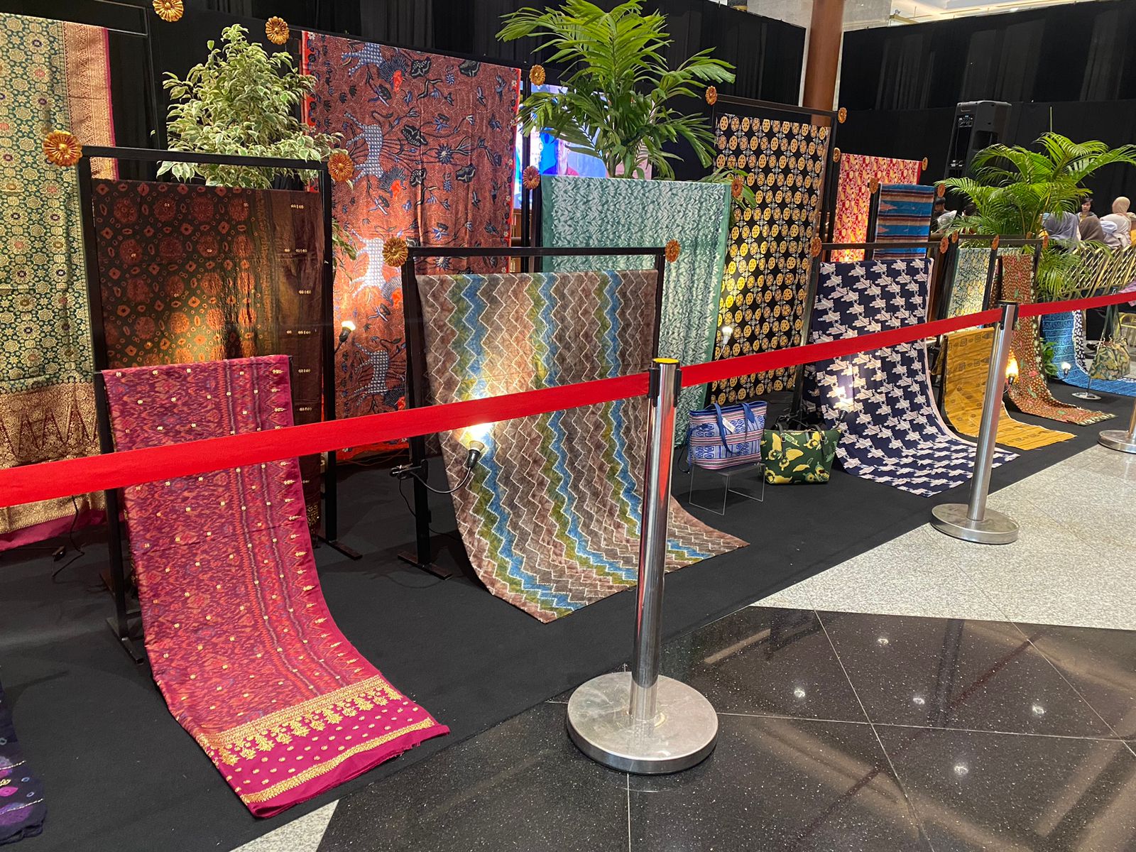 Sasirangan dan kain batik produk nusantara dipamerkan Pameran Indonesia Maju Expo dan Forum 2024 yang berlangsung di Jakarta Convention Center (JCC), Kamis (4/7/2024).