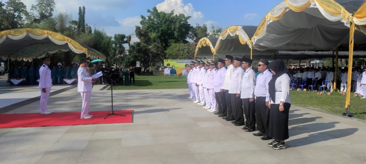 Pelantikan Pembakal, anggota BPD dan Ketua TP PKK Desa di Taman Dwi Warna Barabai.(foto : yufanata/brt)